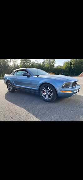 Ford Mustang 2 of 5