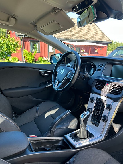 Volvo V40 Cross Country 2 of 5