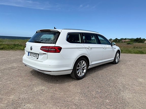 Volkswagen Passat 2 of 4