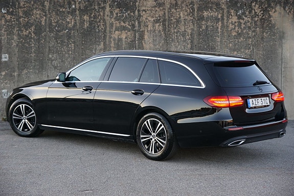 Mercedes-Benz E220 2 of 5