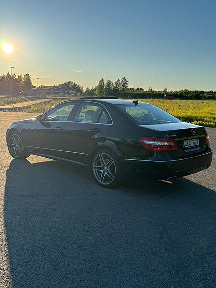 Mercedes-Benz E500 3 of 5