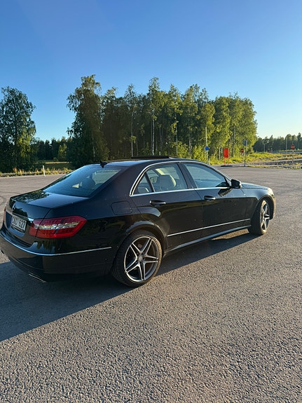Mercedes-Benz E500 4 of 5