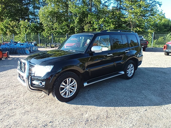 Mitsubishi Pajero 3 of 5