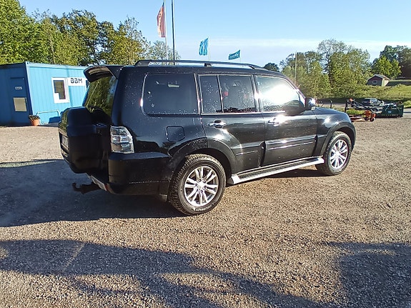 Mitsubishi Pajero 6 of 12