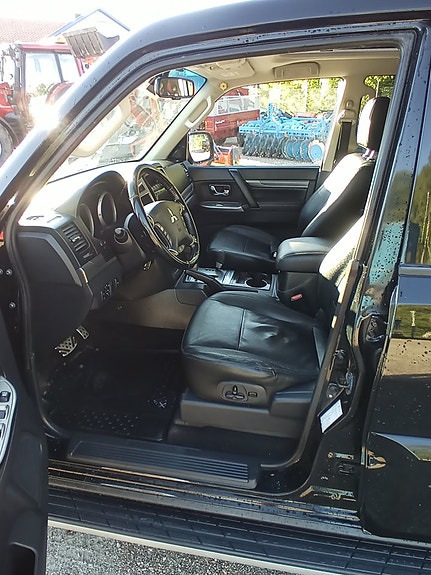 Mitsubishi Pajero 8 of 12