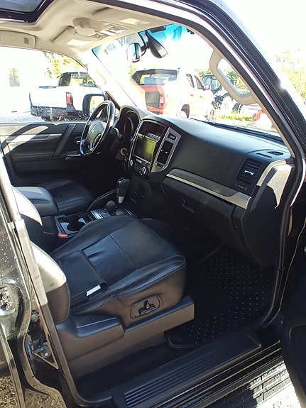Mitsubishi Pajero 9 of 12