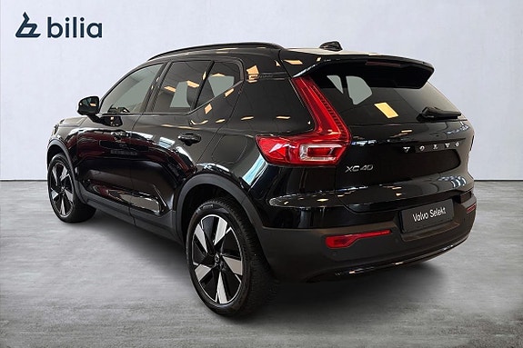 Volvo XC40 2 of 5