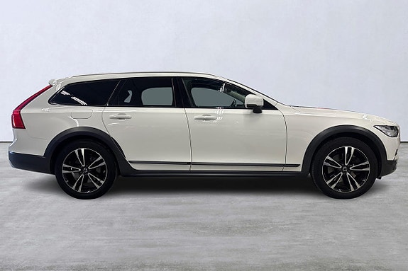 Volvo V90 Cross Country 3 of 5
