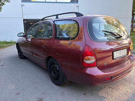 Hyundai Elantra 3 of 6