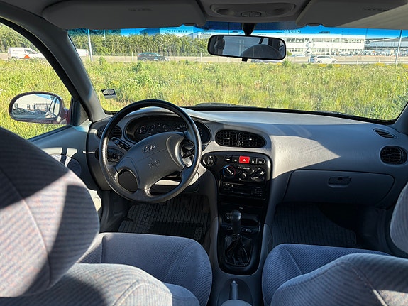 Hyundai Elantra 4 of 6