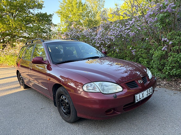 Hyundai Elantra 2 of 6