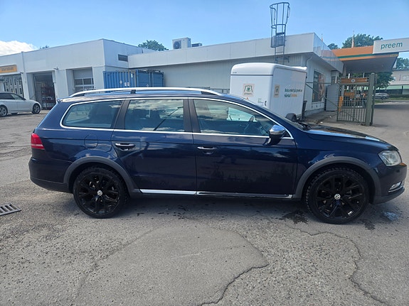 Volkswagen Passat Alltrack 2 of 5