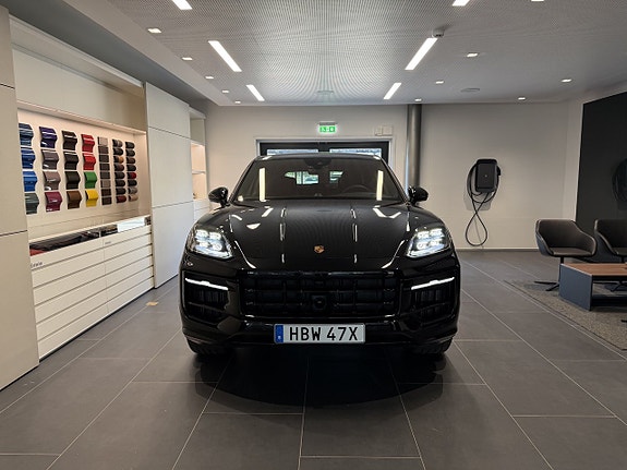 Porsche Cayenne 2 of 5