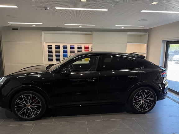 Porsche Cayenne 4 of 5