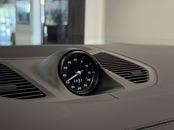 Porsche Cayenne 7 of 26
