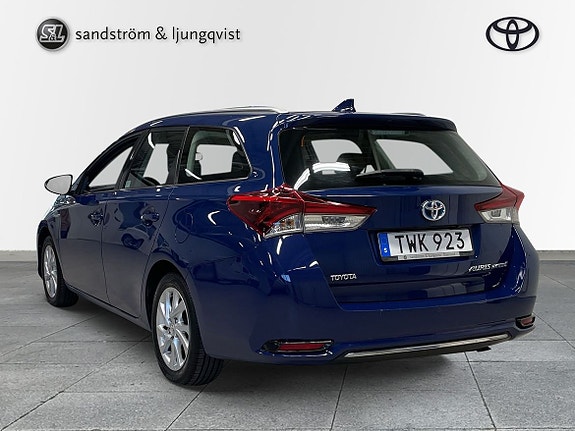 Toyota Auris 2 of 5