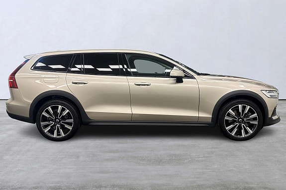 Volvo V60 Cross Country 3 of 5