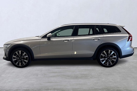 Volvo V60 Cross Country 2 of 5