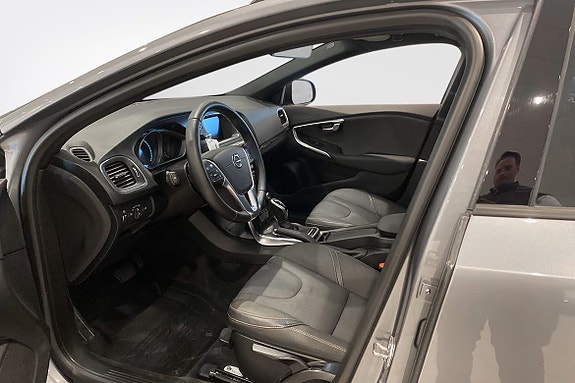 Volvo V40 Cross Country 6 of 13