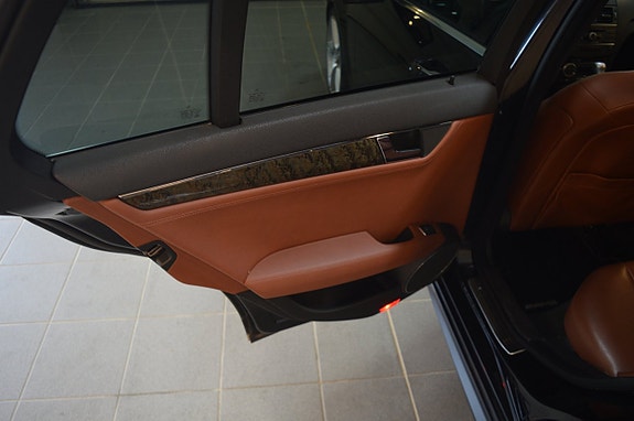 Mercedes-Benz C350 14 of 17