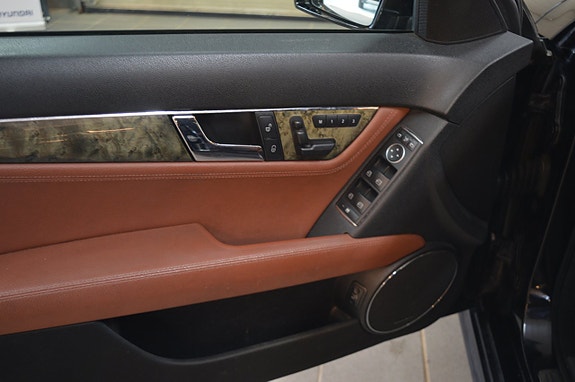 Mercedes-Benz C350 12 of 17