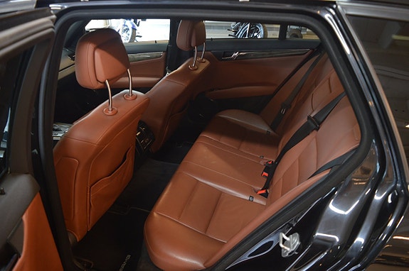 Mercedes-Benz C350 15 of 17