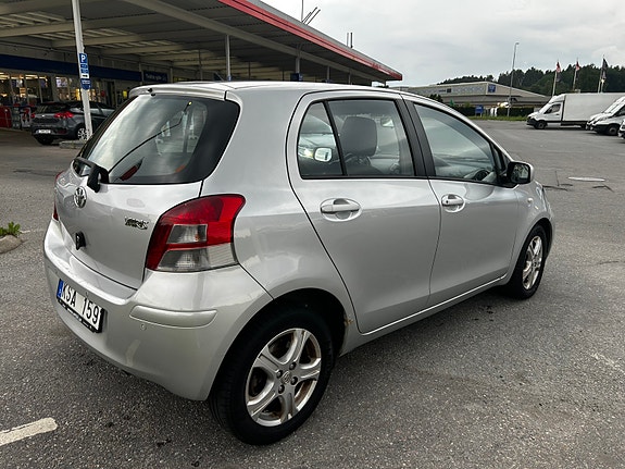 Toyota Yaris 3 of 10