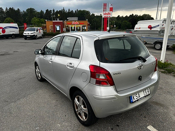 Toyota Yaris 2 of 10
