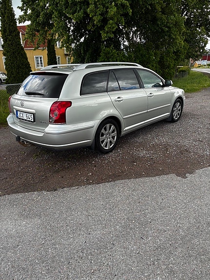 Toyota Avensis 2 of 5