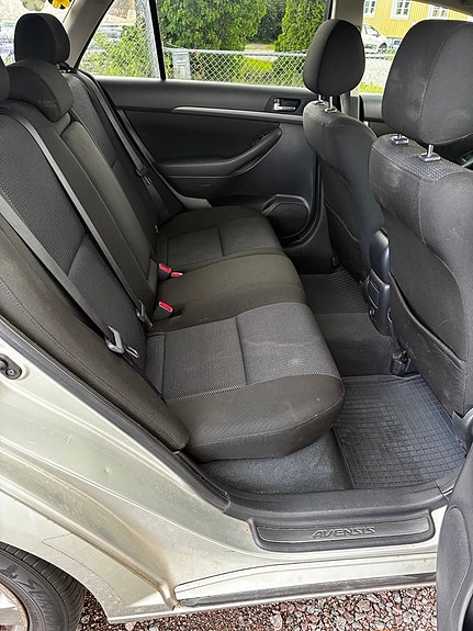 Toyota Avensis 4 of 5
