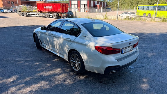 BMW 530e 4 of 5