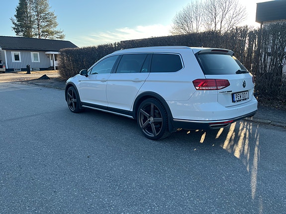 Volkswagen Passat Alltrack 2 of 5