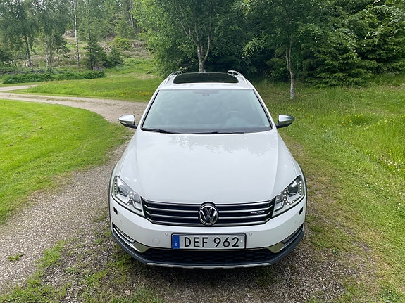 Volkswagen Passat Alltrack 2 of 5