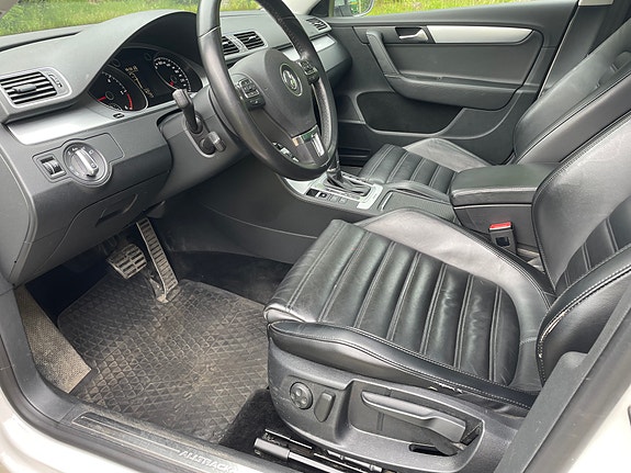 Volkswagen Passat Alltrack 3 of 5