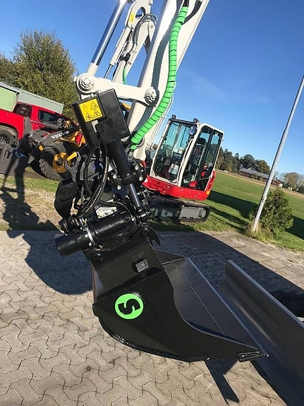 Takeuchi TB250-2 4 of 10