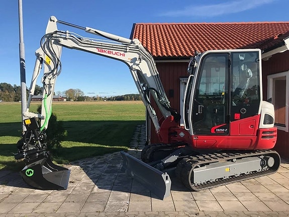 Takeuchi TB250-2 6 of 10