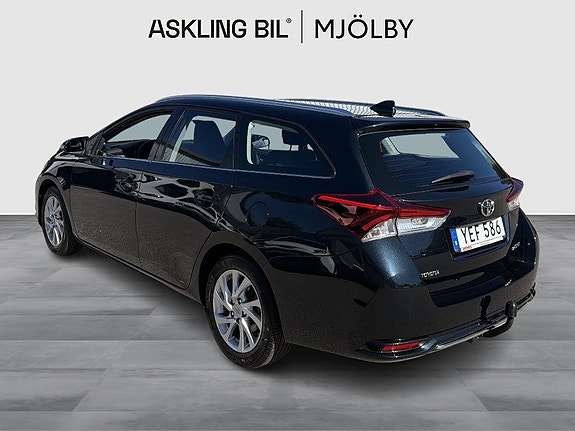 Toyota Auris 2 of 5