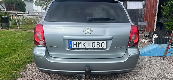Toyota Avensis 2 of 5