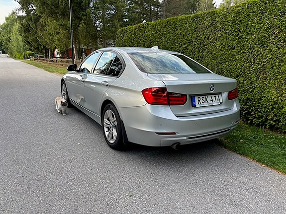 BMW 320i 3 of 4