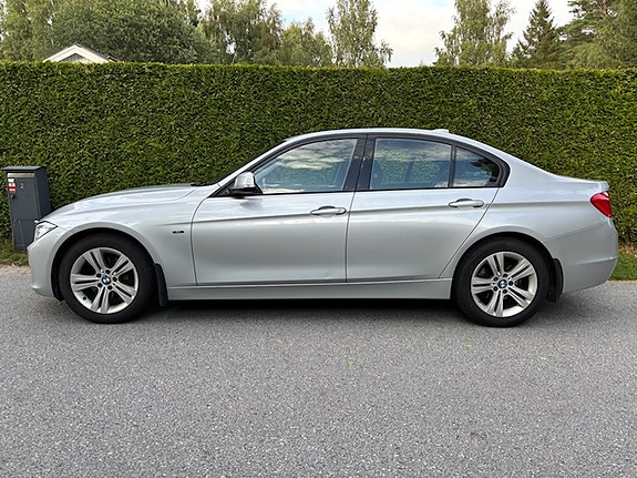 BMW 320i 2 of 4