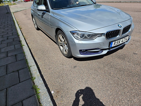 BMW 320i 2 of 5
