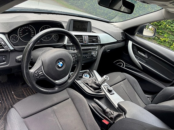 BMW 320i 4 of 4
