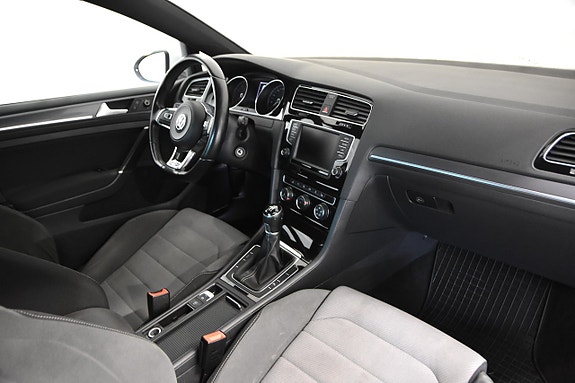 Volkswagen Golf VII 15 of 22