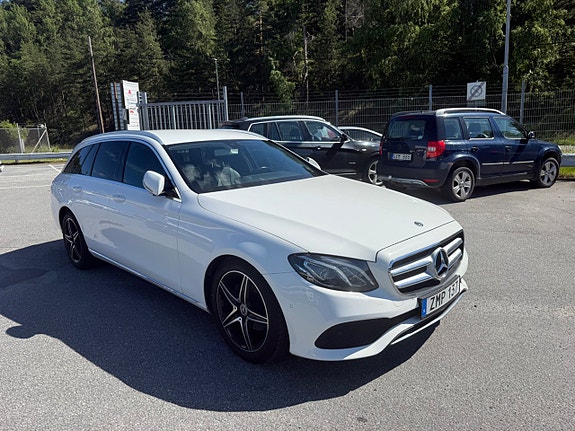 Mercedes-Benz E200 2 of 5