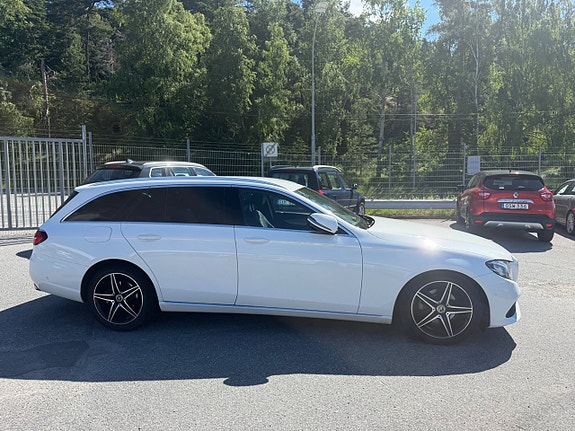 Mercedes-Benz E200 4 of 5