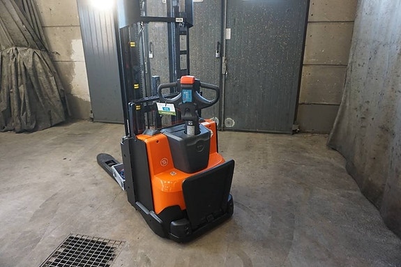 Toyota SWE140L 5 of 9