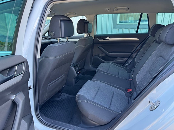 Volkswagen Passat 10 of 23