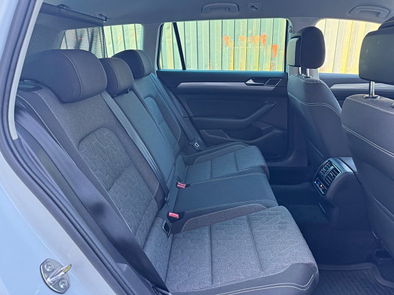 Volkswagen Passat 18 of 23