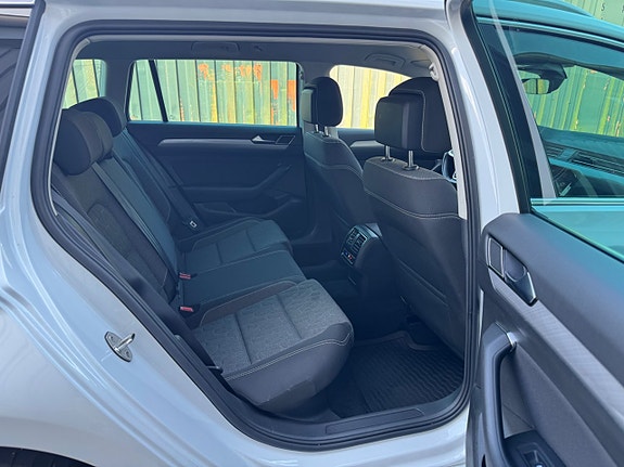 Volkswagen Passat 17 of 23