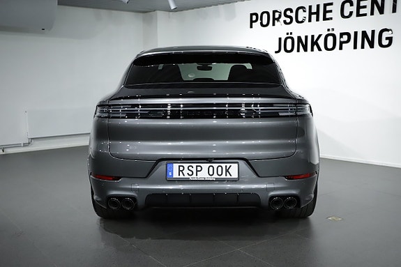 Porsche Cayenne 4 of 5